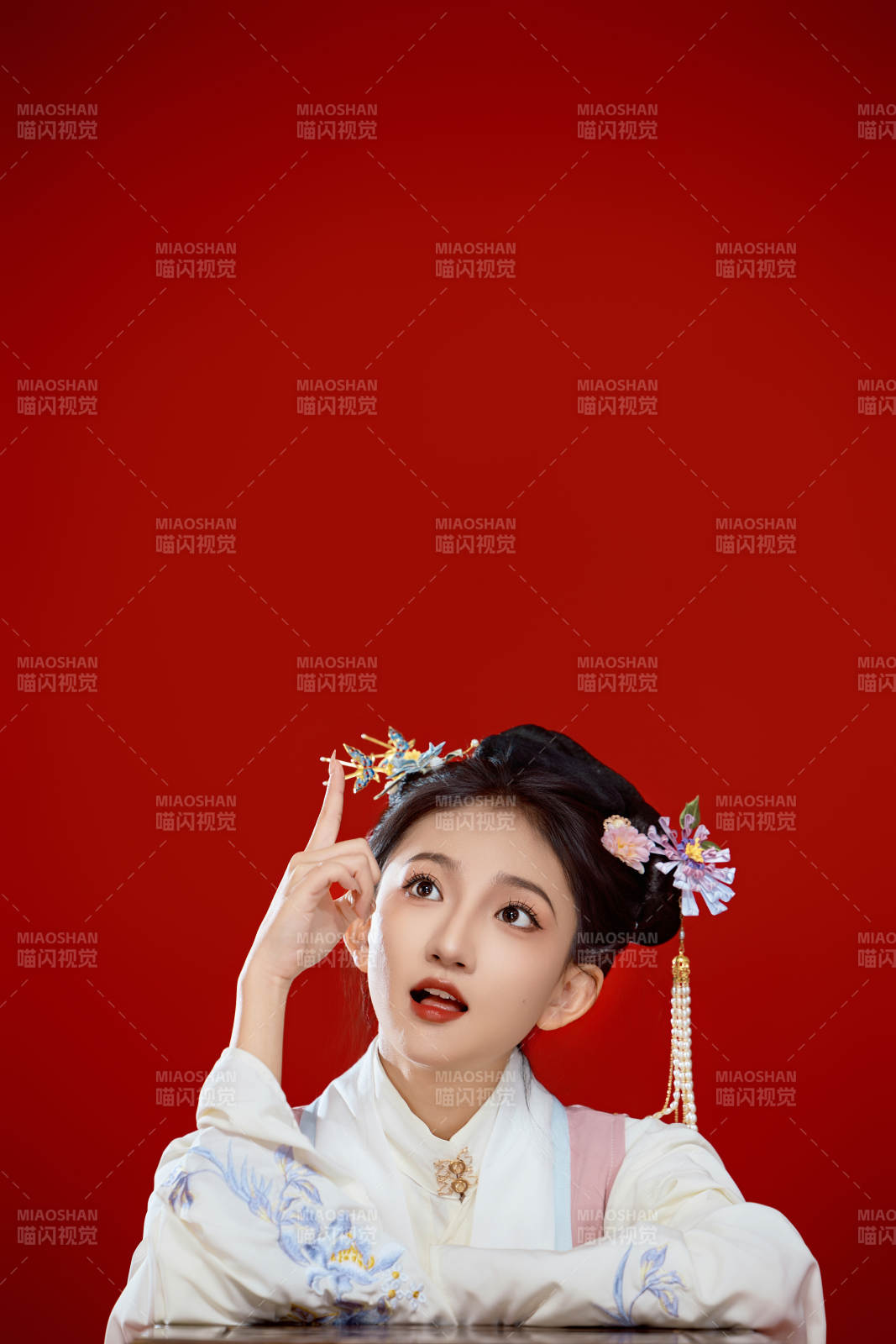 红色背景下穿着中国明朝明制汉服服饰的少女图片