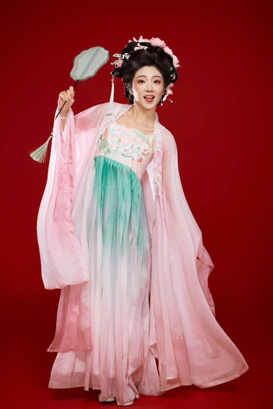 红色背景下穿着中国古代唐朝服饰的美女图片