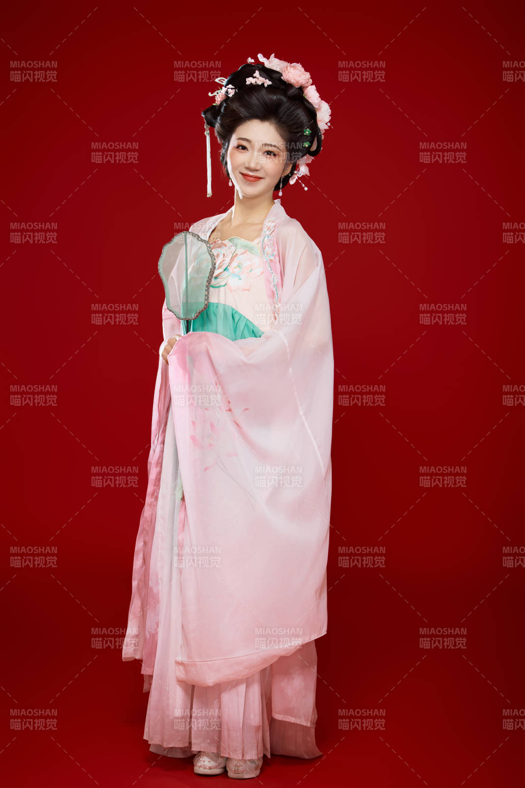 红色背景下穿着中国古代唐朝服饰的美女图片