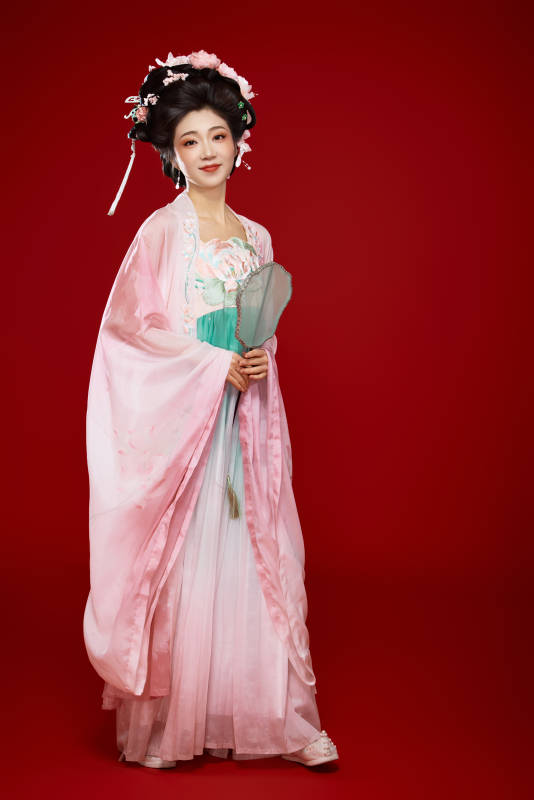 红色背景下穿着中国古代唐朝服饰的美女图片