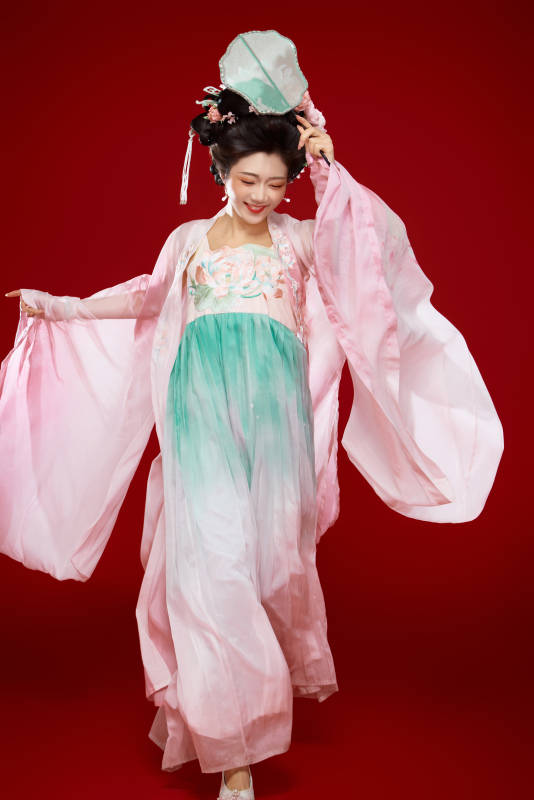 红色背景下穿着中国古代唐朝服饰的美女图片