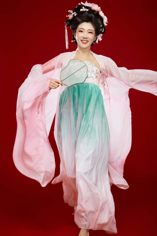 红色背景下穿着中国古代唐朝服饰的美女图片