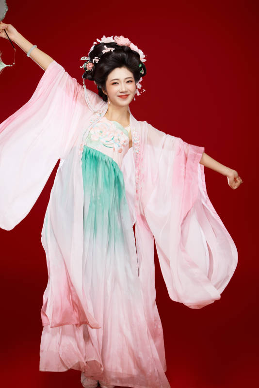 红色背景下穿着中国古代唐朝服饰的美女图片