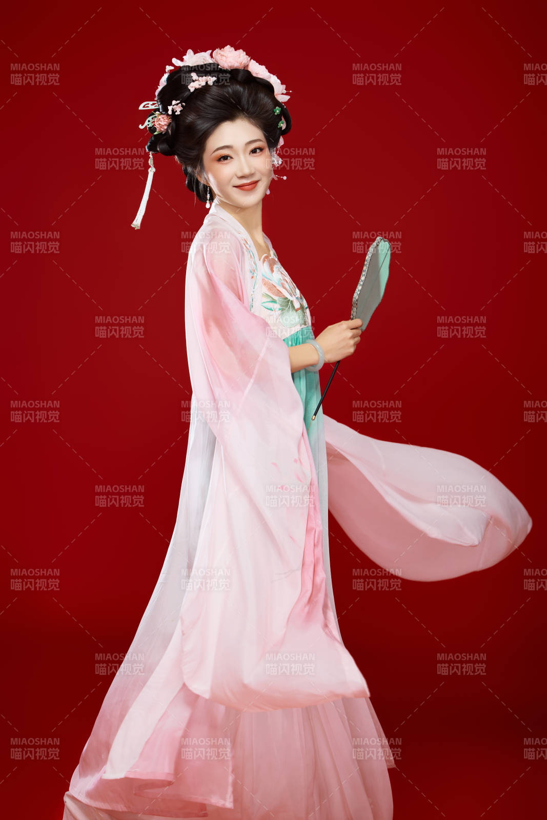 红色背景下穿着中国古代唐朝服饰的美女图片