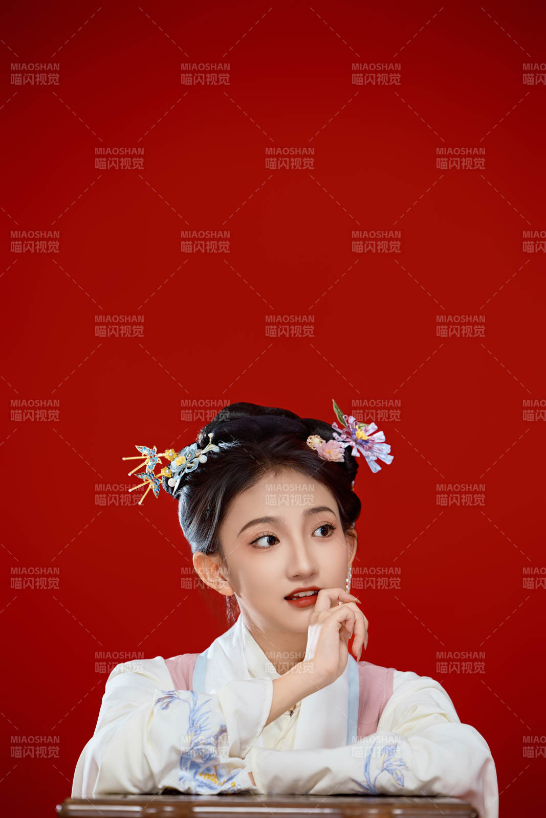 红色背景下穿着中国明朝明制汉服服饰的少女图片