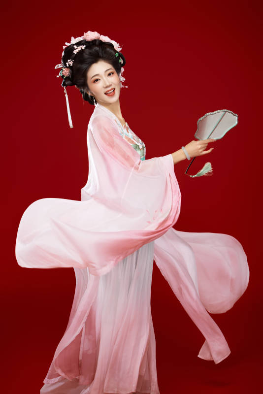 红色背景下穿着中国古代唐朝服饰的美女图片