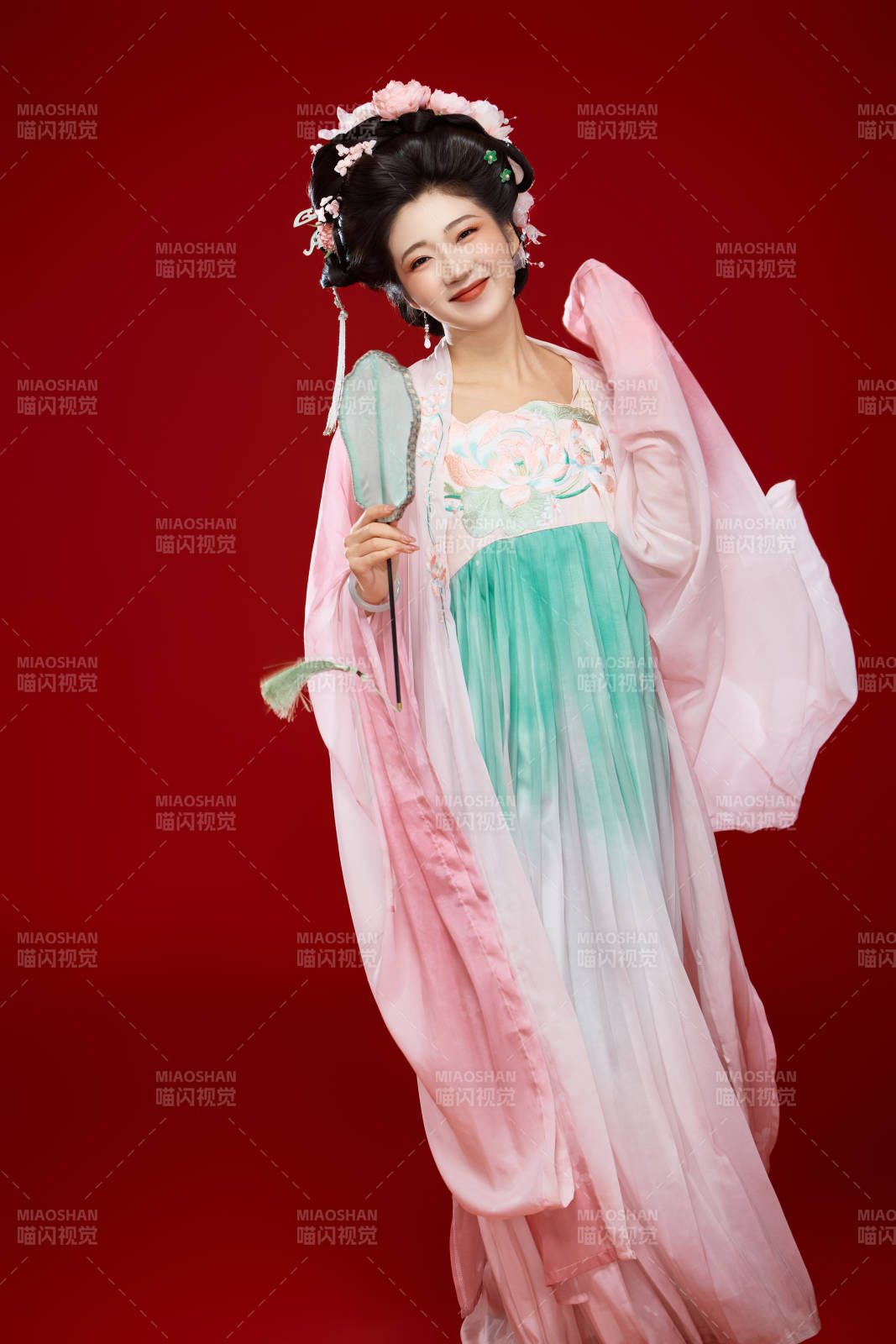 红色背景下穿着中国古代唐朝服饰的美女图片