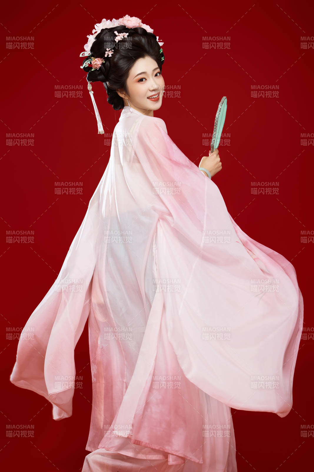 红色背景下穿着中国古代唐朝服饰的美女图片