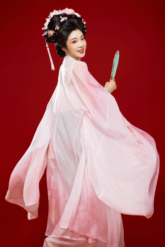 红色背景下穿着中国古代唐朝服饰的美女图片