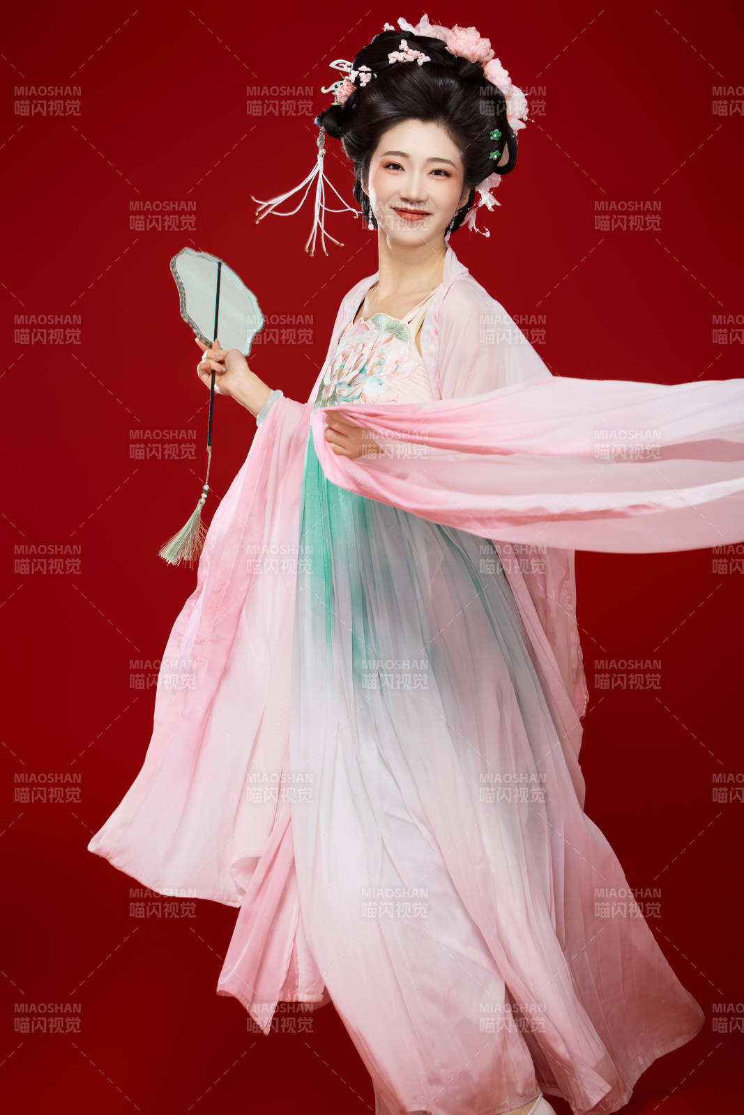 红色背景下穿着中国古代唐朝服饰的美女图片