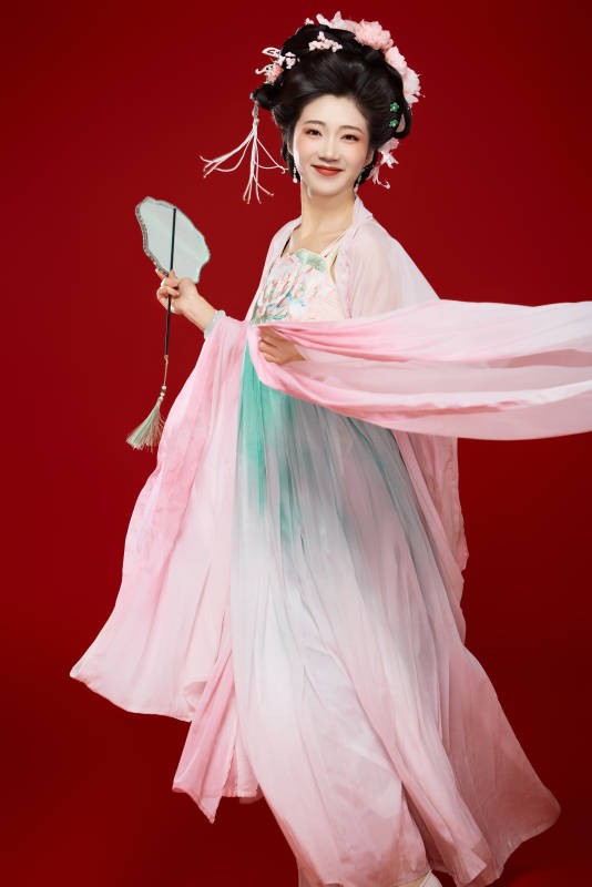 红色背景下穿着中国古代唐朝服饰的美女图片
