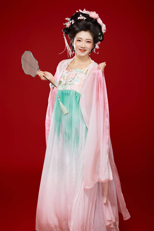 红色背景下穿着中国古代唐朝服饰的美女图片