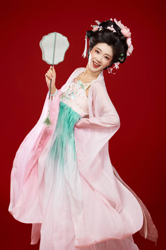 红色背景下穿着中国古代唐朝服饰的美女图片