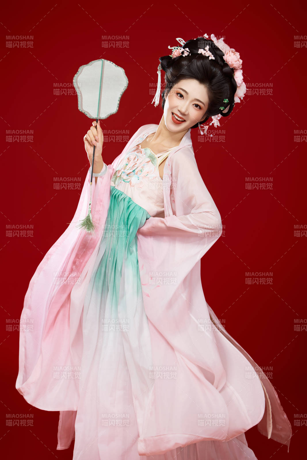 红色背景下穿着中国古代唐朝服饰的美女图片