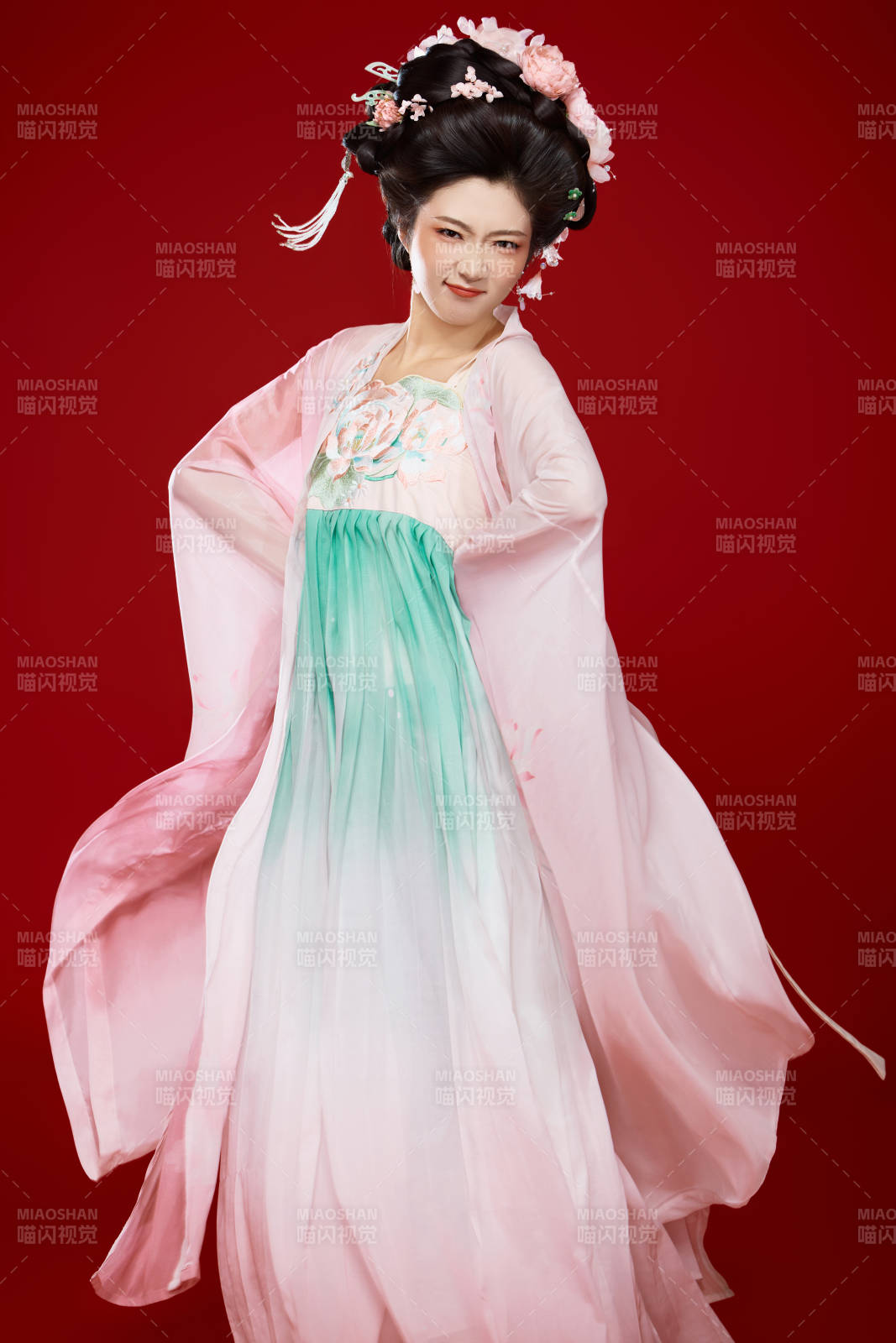 红色背景下穿着中国古代唐朝服饰的美女图片