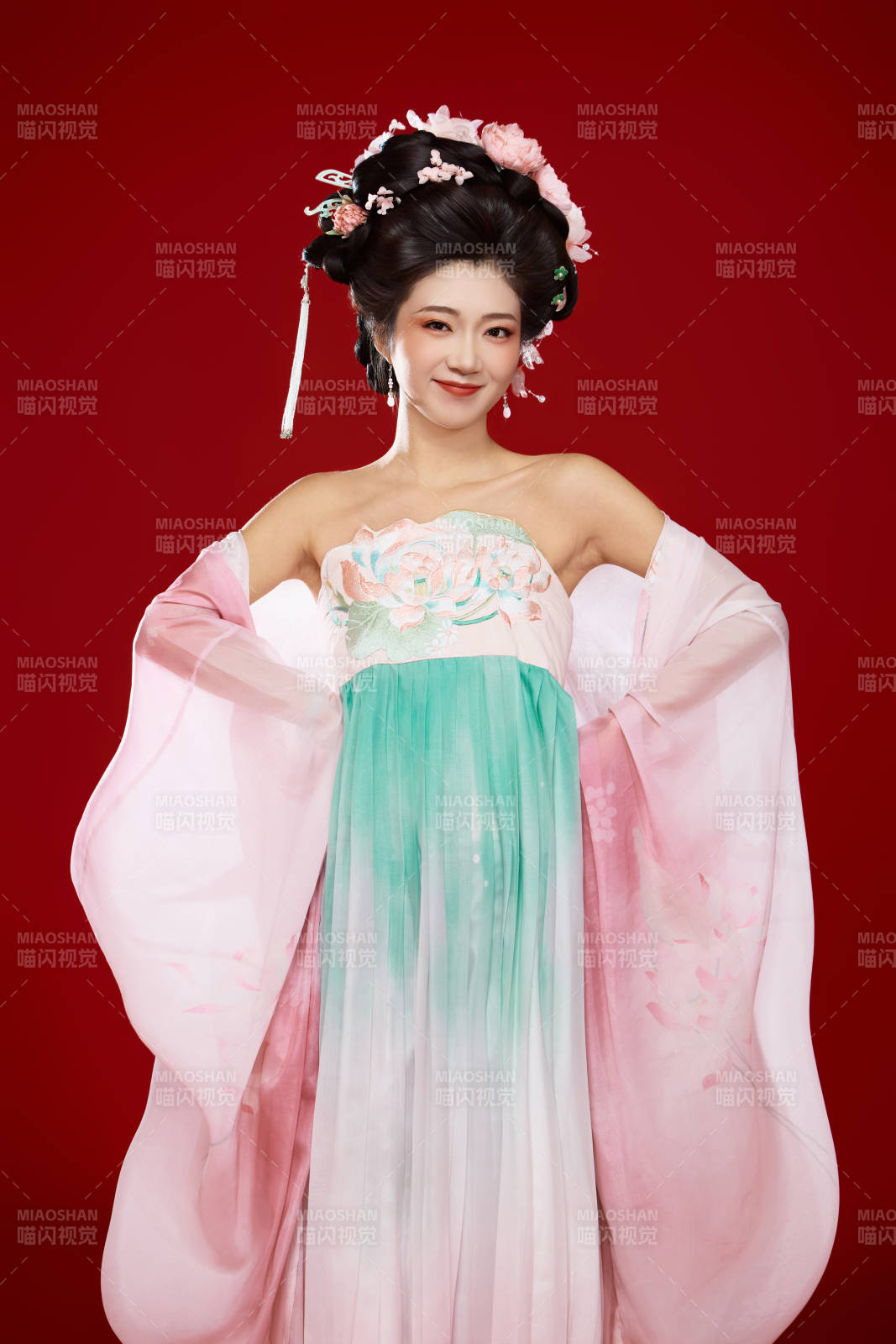 红色背景下穿着中国古代唐朝服饰的美女图片