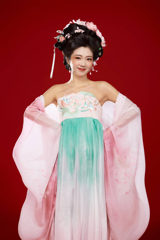 红色背景下穿着中国古代唐朝服饰的美女图片