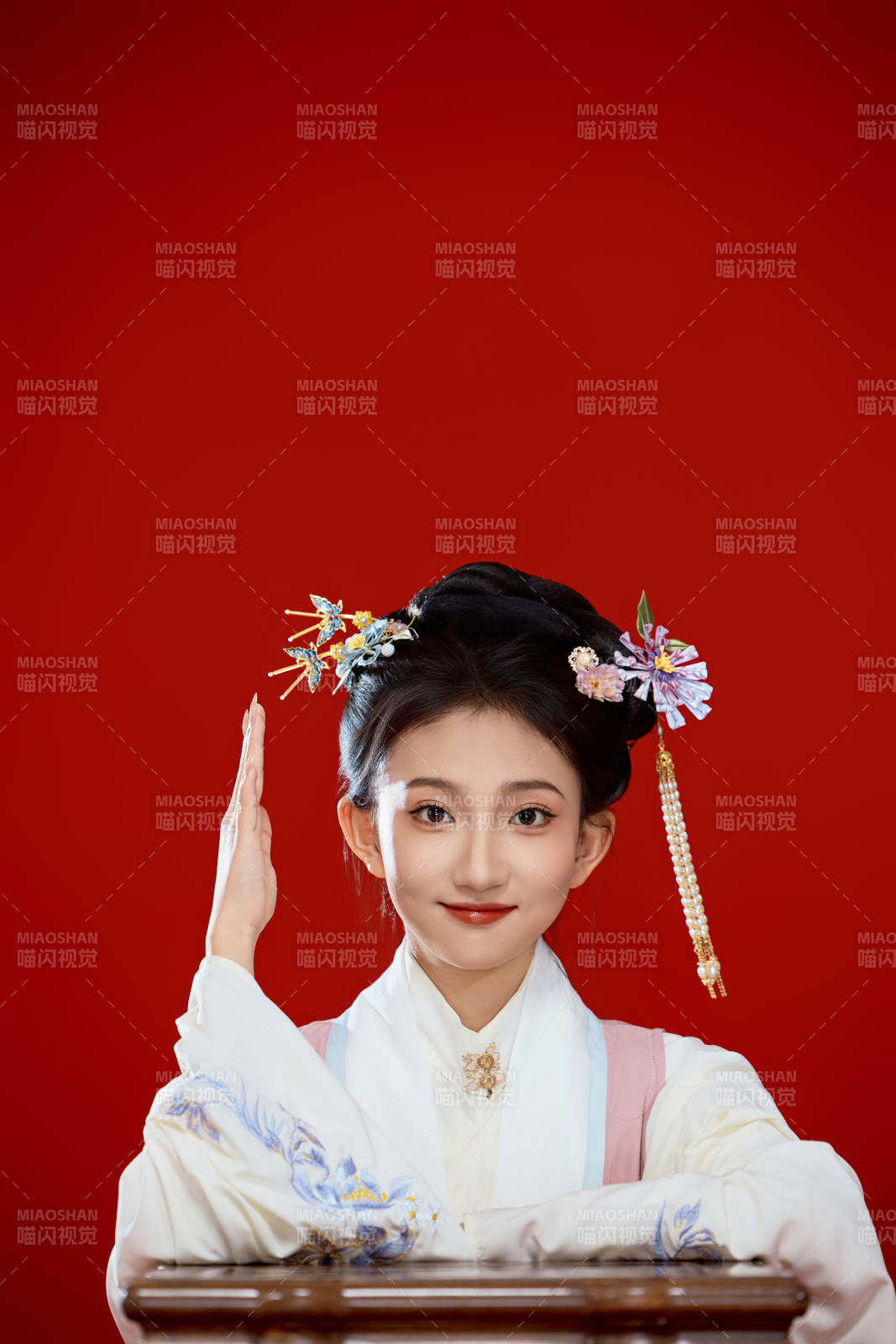 红色背景下穿着中国明朝明制汉服服饰的少女图片