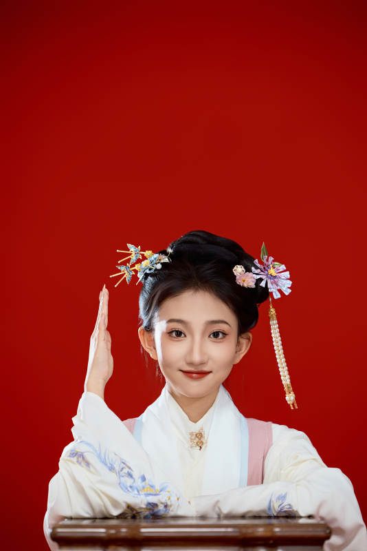 红色背景下穿着中国明朝明制汉服服饰的少女图片
