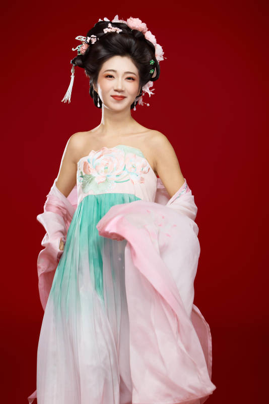 红色背景下穿着中国古代唐朝服饰的美女图片