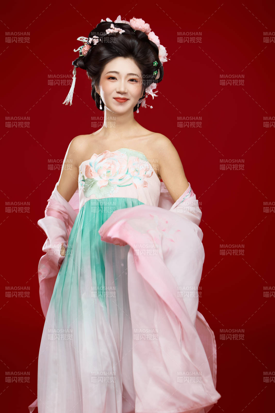 红色背景下穿着中国古代唐朝服饰的美女图片