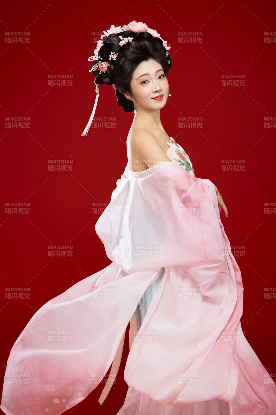 红色背景下穿着中国古代唐朝服饰的美女图片