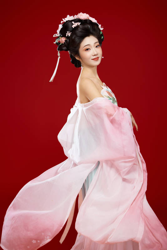 红色背景下穿着中国古代唐朝服饰的美女图片