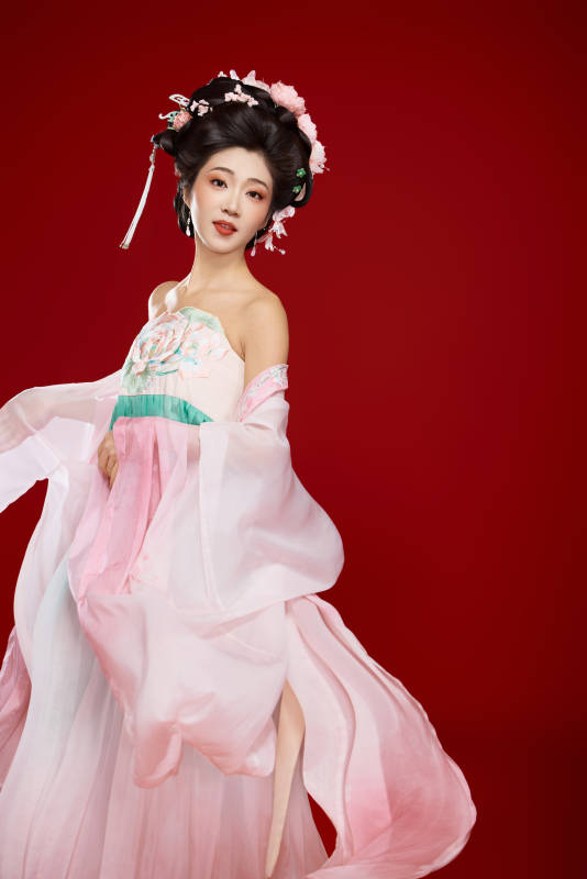 红色背景下穿着中国古代唐朝服饰的美女图片