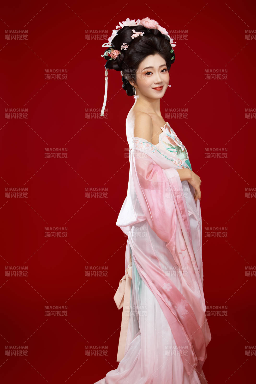 红色背景下穿着中国古代唐朝服饰的美女图片