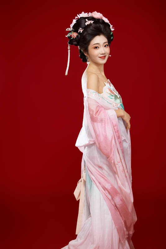 红色背景下穿着中国古代唐朝服饰的美女图片