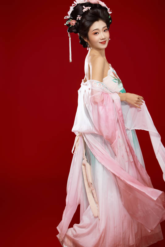 红色背景下穿着中国古代唐朝服饰的美女图片