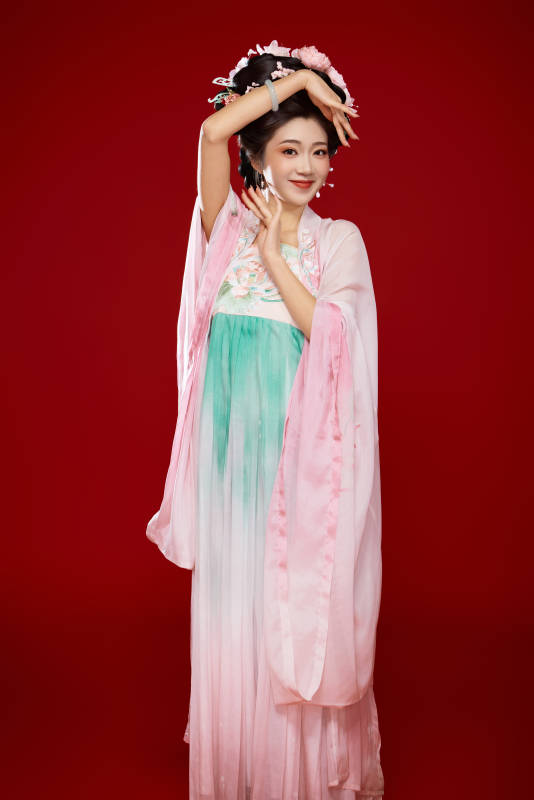 红色背景下穿着中国古代唐朝服饰的美女图片