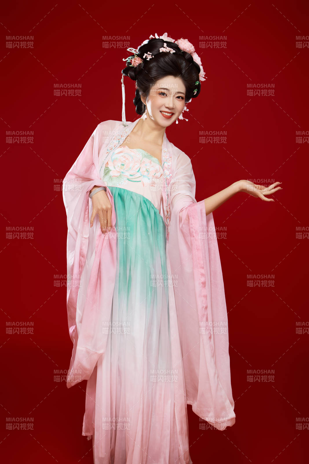 红色背景下穿着中国古代唐朝服饰的美女图片