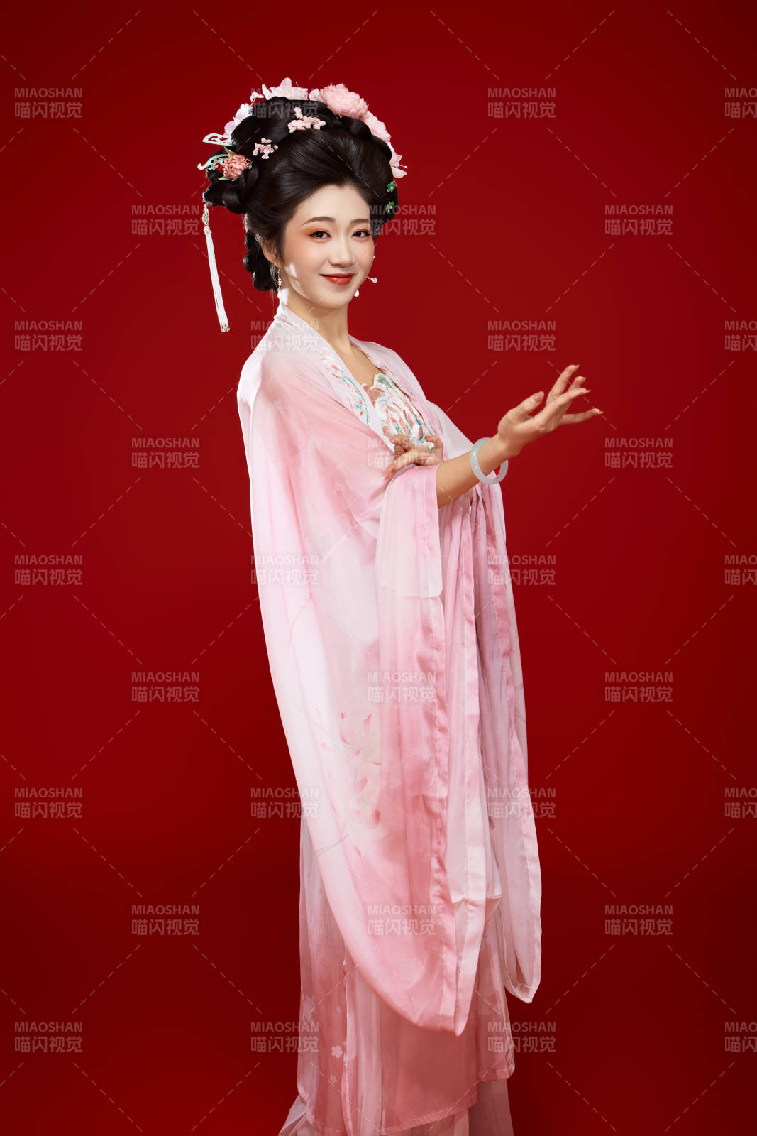 红色背景下穿着中国古代唐朝服饰的美女图片