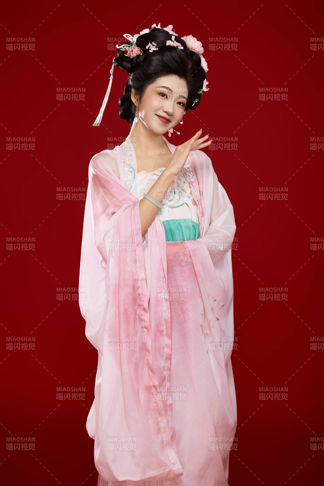 红色背景下穿着中国古代唐朝服饰的美女图片