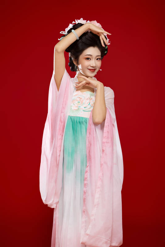 红色背景下穿着中国古代唐朝服饰的美女图片