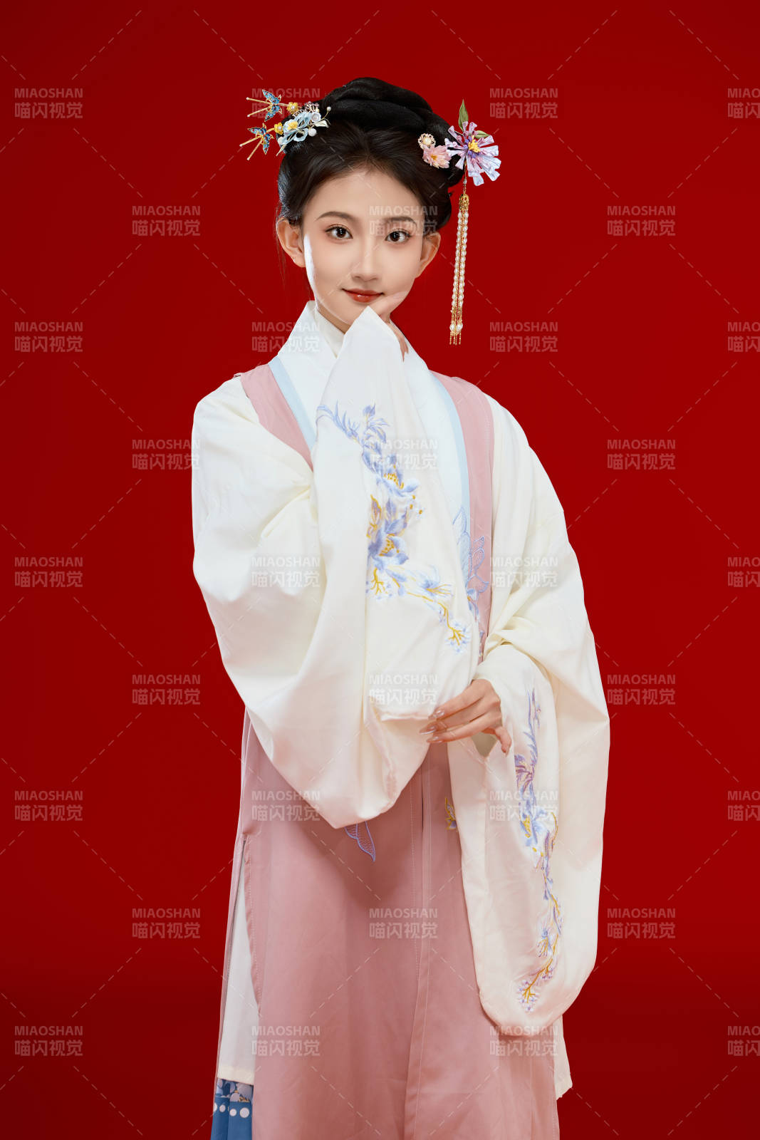 红色背景下穿着中国明朝明制汉服服饰的少女图片