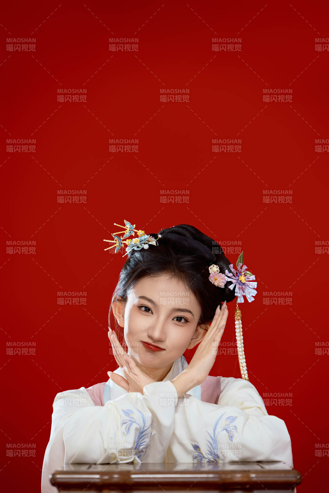 红色背景下穿着中国明朝明制汉服服饰的少女图片