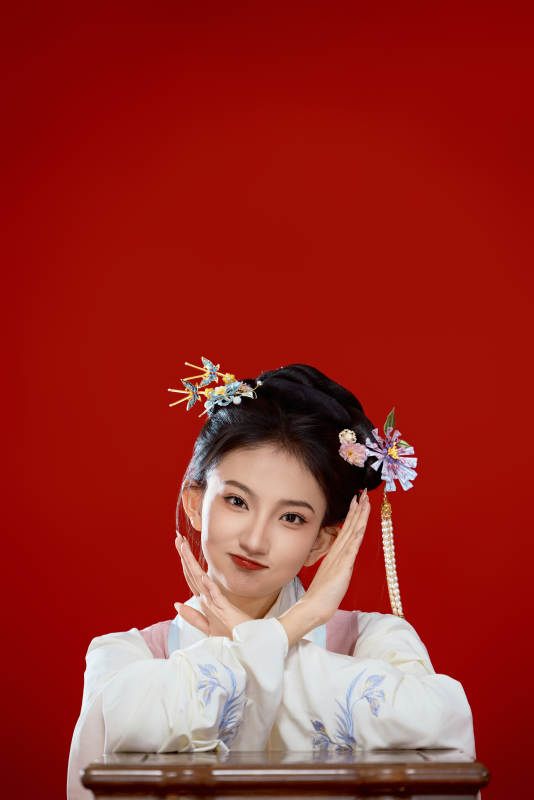 红色背景下穿着中国明朝明制汉服服饰的少女图片