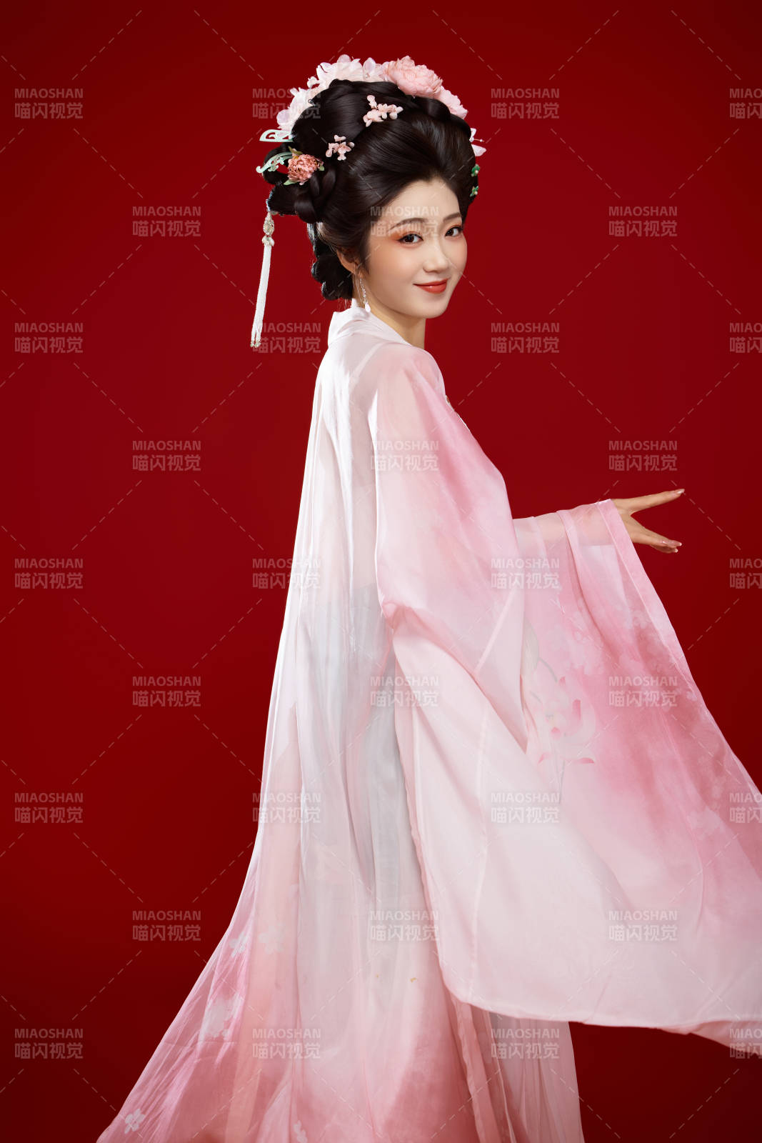 红色背景下穿着中国古代唐朝服饰的美女图片