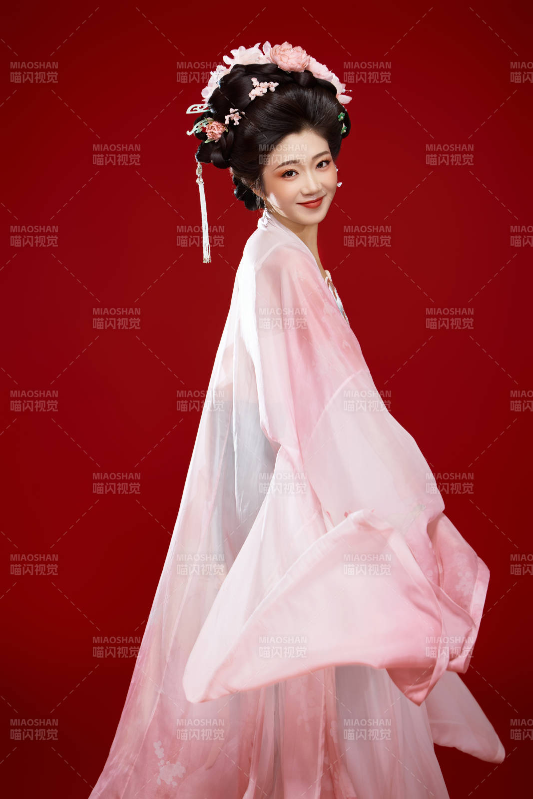 红色背景下穿着中国古代唐朝服饰的美女图片