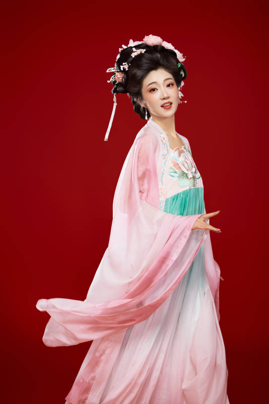 红色背景下穿着中国古代唐朝服饰的美女图片