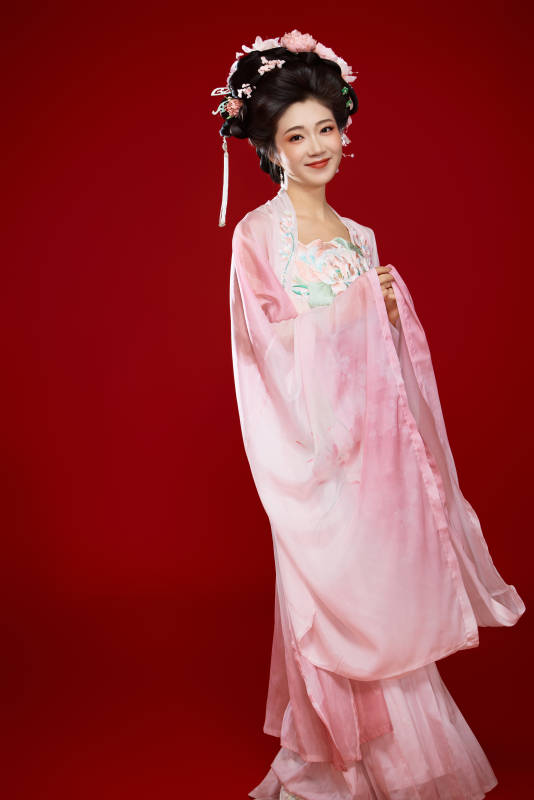 红色背景下穿着中国古代唐朝服饰的美女图片