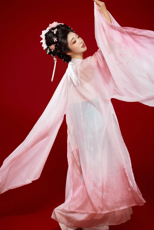 红色背景下穿着中国古代唐朝服饰的美女图片