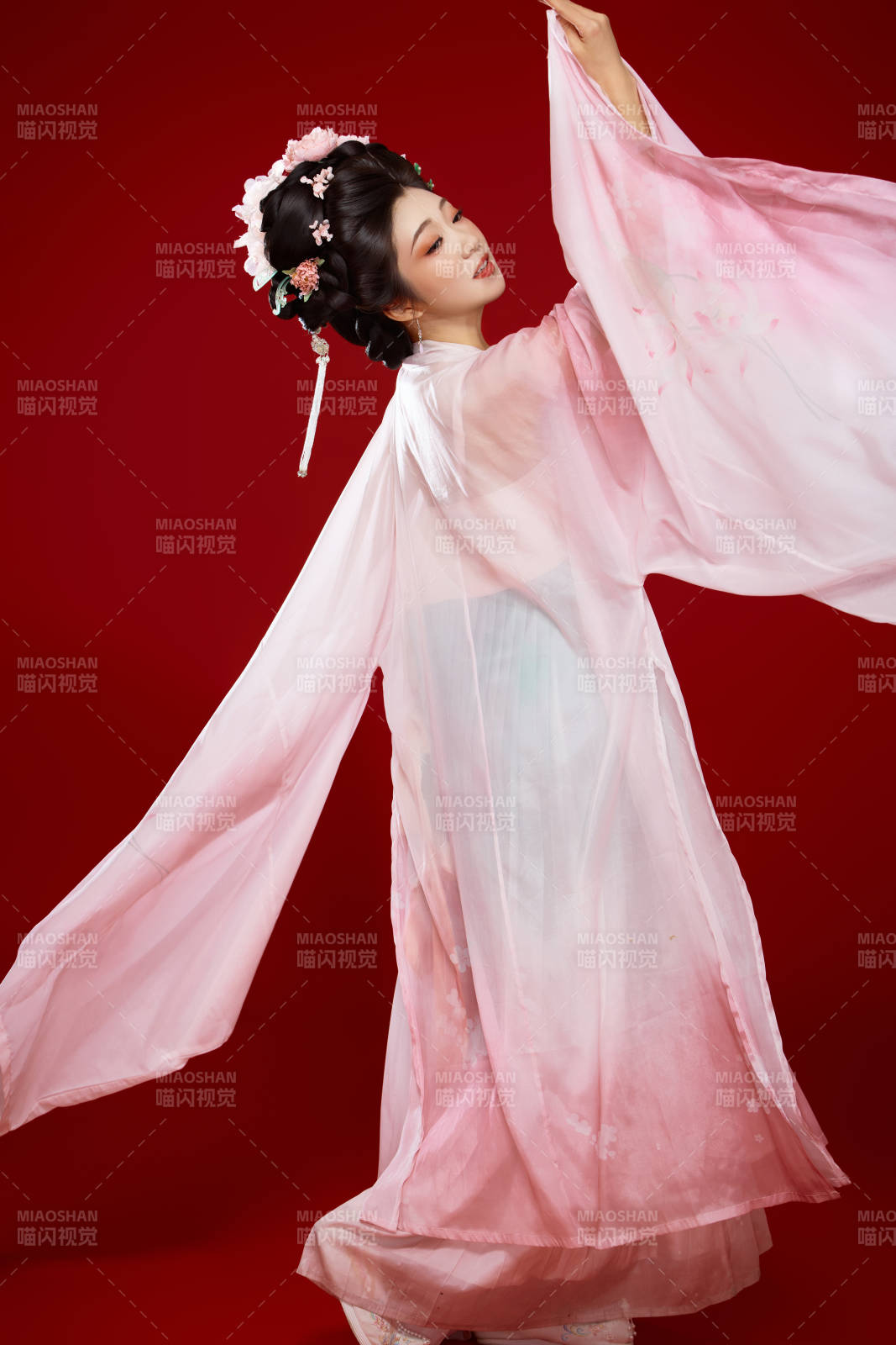 红色背景下穿着中国古代唐朝服饰的美女图片