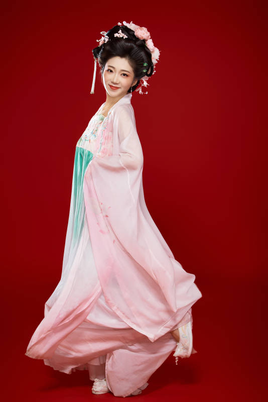 红色背景下穿着中国古代唐朝服饰的美女图片