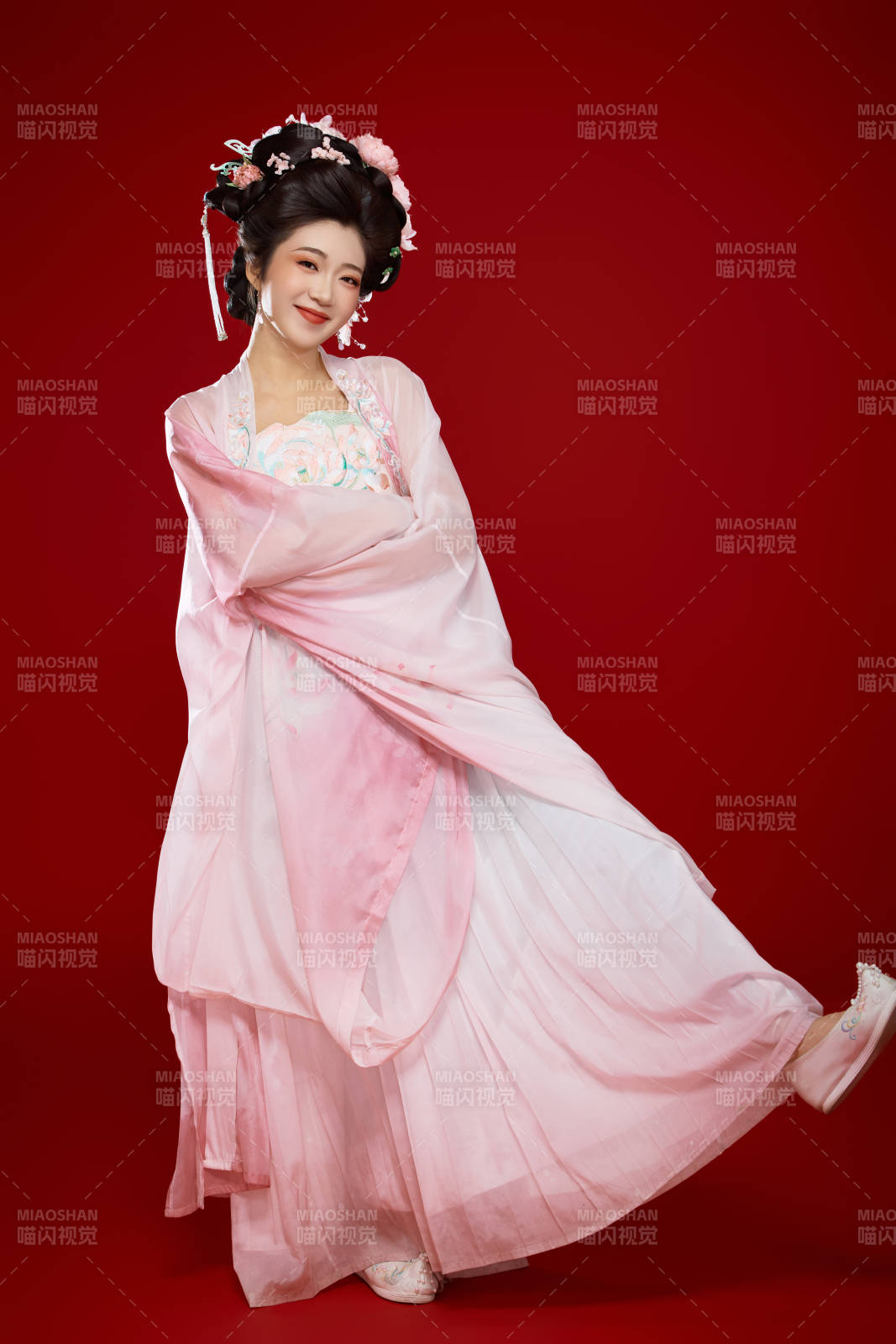 红色背景下穿着中国古代唐朝服饰的美女图片