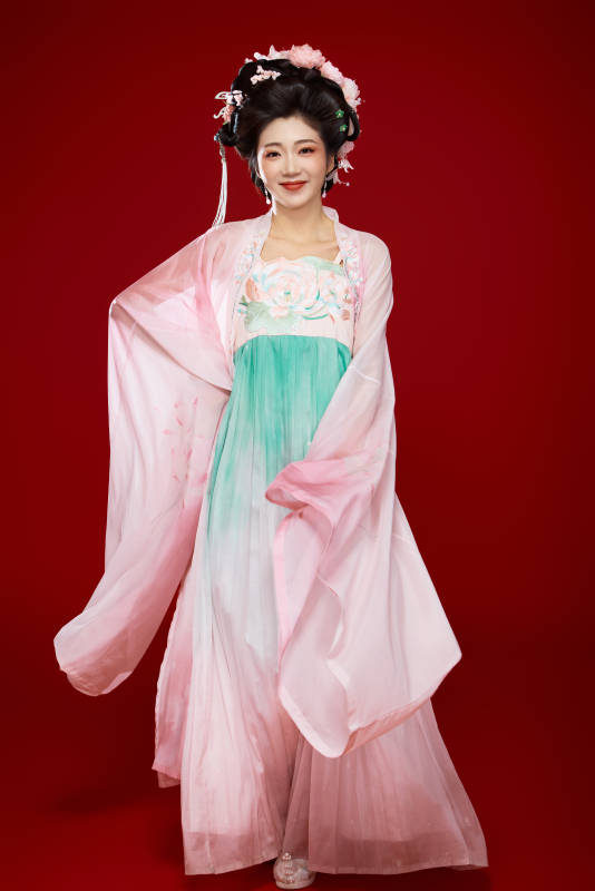 红色背景下穿着中国古代唐朝服饰的美女图片