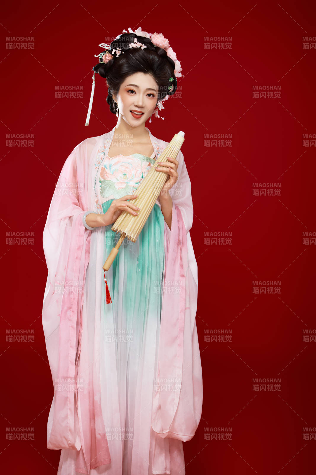 红色背景下穿着中国古代唐朝服饰的美女图片