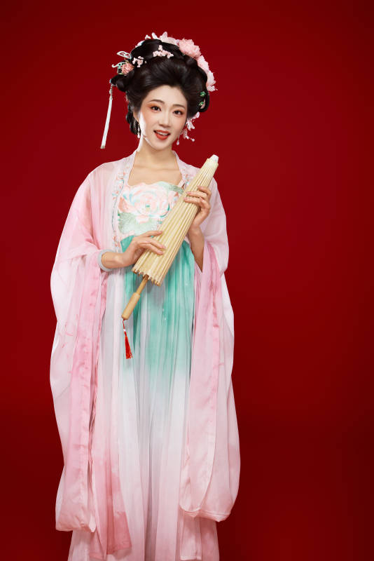 红色背景下穿着中国古代唐朝服饰的美女图片
